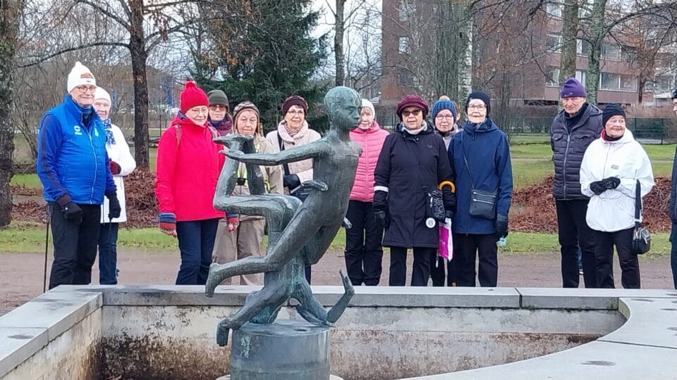 Tälle kuvalle ei ole vaihtoehtoista kuvatekstiä. Tiedoston nimi on Kalojen-kanssa-kilpaa-Jaakonpuisto.jpg